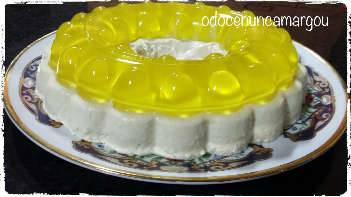Gelatina Com Mousse de Abacaxi e Coco