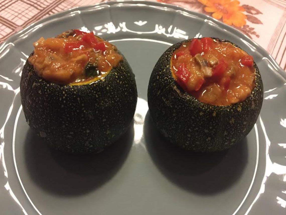 Courgettes recheadas com cogumelos e pimentos
