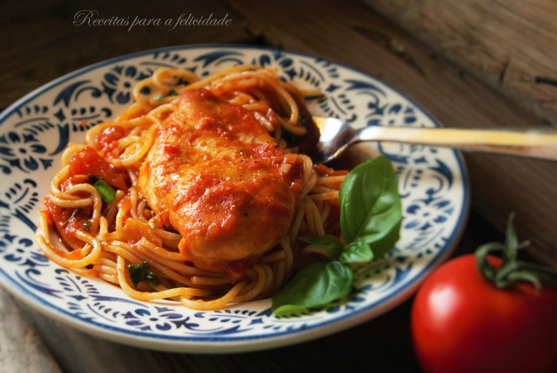 Peitos de Frango Com Molho de Tomate e Manteiga